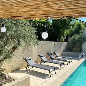  Hébergement de vacances La Maison En Couleurs A 10 Min D'avignon,3 Etoiles France